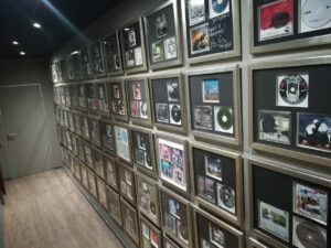 picture hanging services
